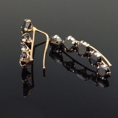 Kabantys auksiniai auskarai su akutėmis