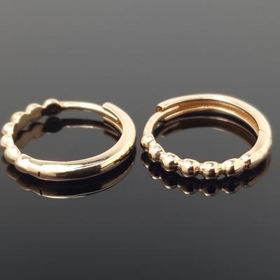 Auksiniai auskarai rinkės