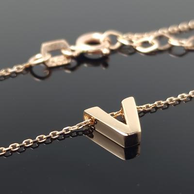 Auksinė grandinėlė su raidele V