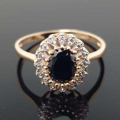 Auksinis žiedas su akmenukais