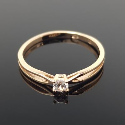 Auksinis žiedas su balta akute