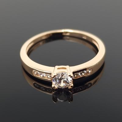 Auksinis žiedas su akutėmis