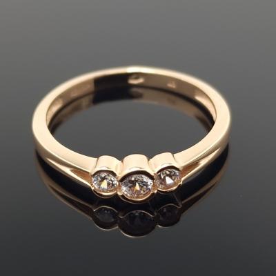 Auksinis žiedas su akutėmis