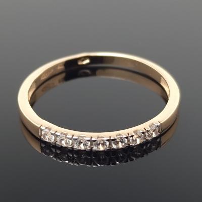 Auksinis žiedas su akutėmis