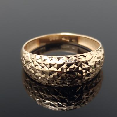 Graviruotas auksinis žiedas