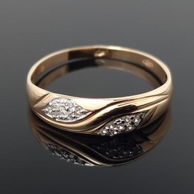 Auksinis žiedas su akutėmis