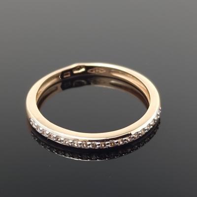 Auksinis žiedas su akutėmis