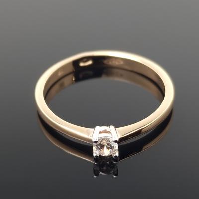 Auksinis žiedas su balta akute