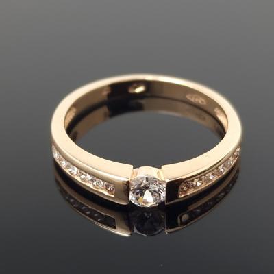 Auksinis žiedas su akutėmis