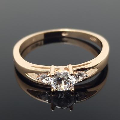 Auksinis žiedas su akutėmis