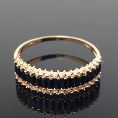 Auksinis žiedas su akmenukais