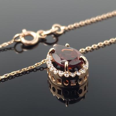 Auksinė grandinėlė su akmenukais