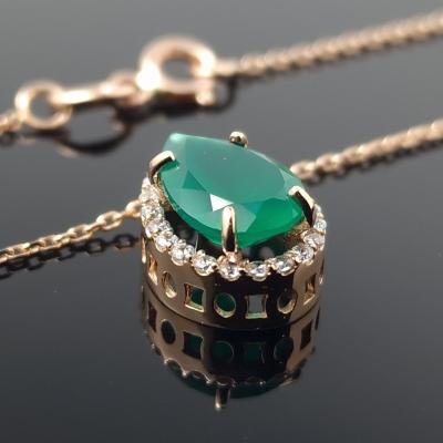 Auksinė grandinėlė su žalia akute