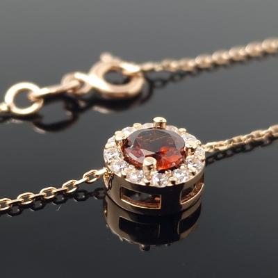 Auksinė grandinėlė su akmenukais