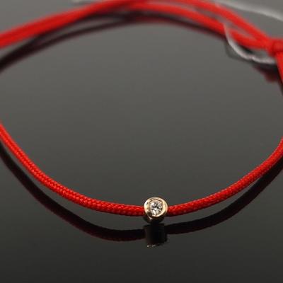 Raudono siūlo apyrankė su baltu briliantu