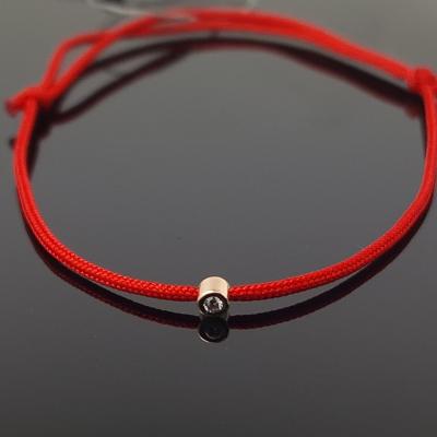 Raudono siūlo apyrankė su baltu briliantu