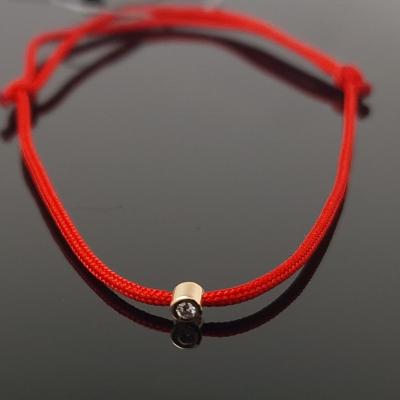 Raudono siūlo apyrankė su baltu briliantu